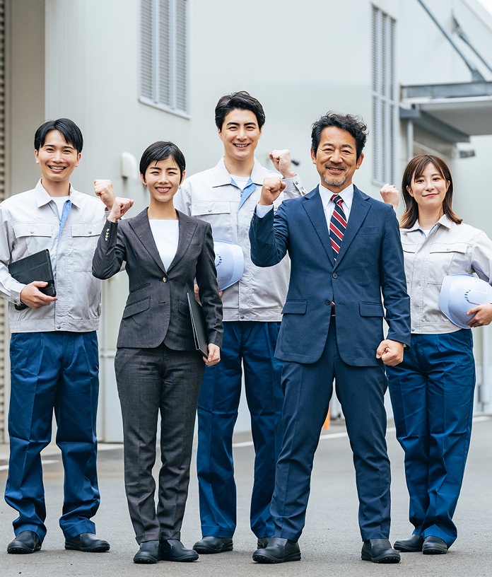 スタッフが笑顔でガッツポーズをしている様子 イメージ写真