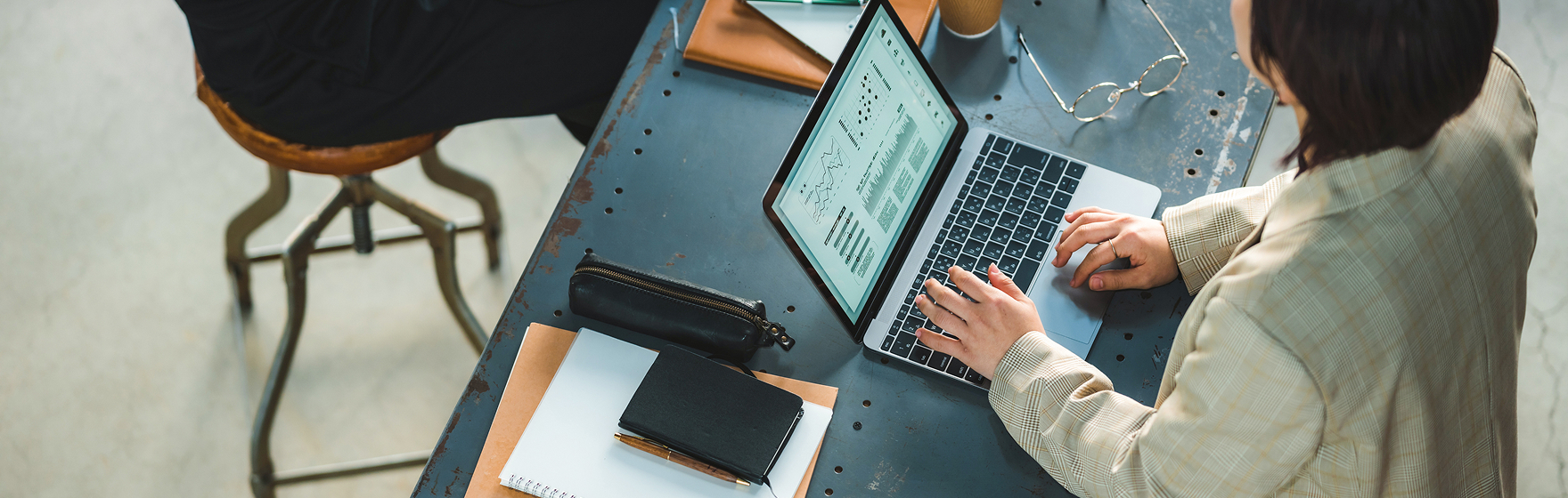 女性がPCを操作している写真
