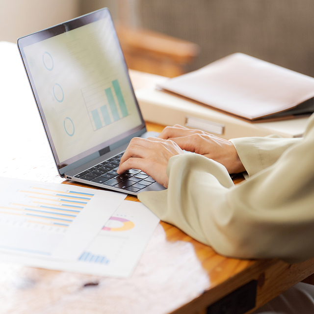 PCを操作している人 イメージ写真