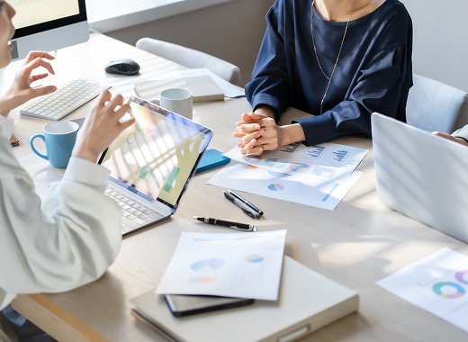 ヒアリングをしている様子 イメージ写真